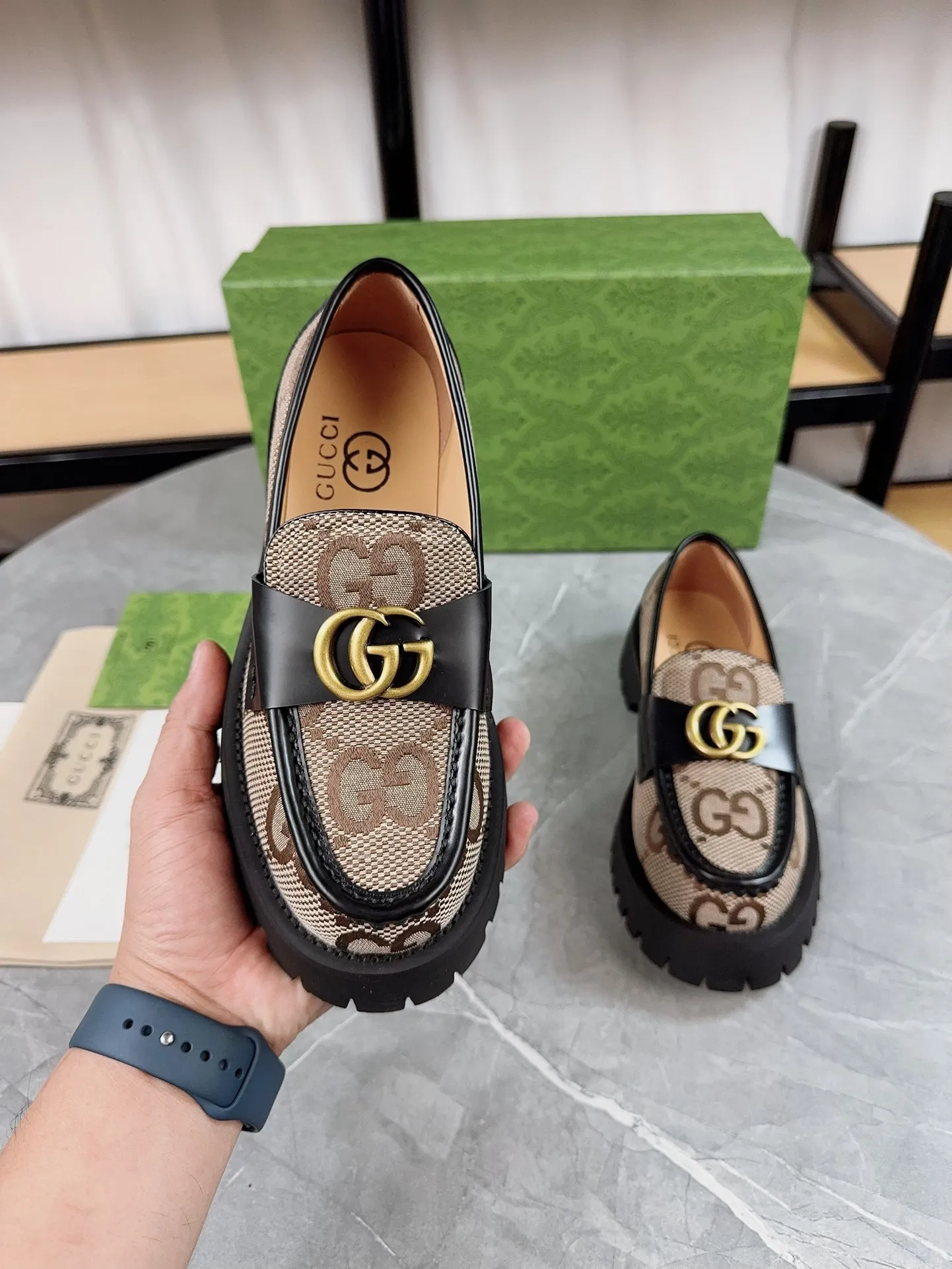 👟👟Ex-factory price 520👟👟Gucci2023 new model, double GG groove thick-soled Loaf platform shoes. The original version is made 1:1. Super beautiful quality, classic model at the counter. ❶Upper: original open edge beaded cowhide ❷Inner lining: water-dyed cowhide ❸Feet: water-dyed cowhide ❹Outsole: ultra-light original sole ❺thick sole heightening: 3.5cn ❻Packing: original packaging ❼Number: 35-42 (41 41 customized, non-returnable) Men's model: 38-46 (45, 46 customized, non-returnable)